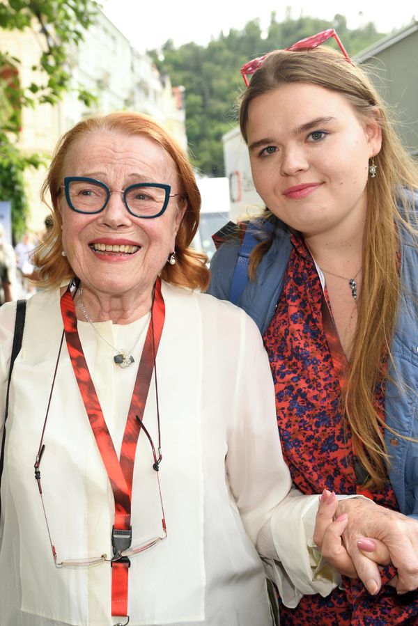 Po vážných zdravotních problémech je Iva Janžurová ve skvělé formě: Legendární herečku ve Varech hlídá vnučka  - fotka 1/1