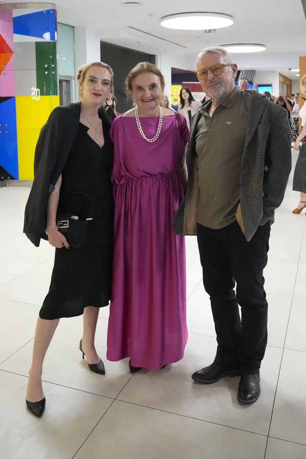 Vzácná rodinná momentka. Eva Holubová na premiéru Bardotek dorazila s dcerou i fešným manželem!  - fotka 1/1
