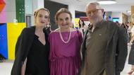 Vzácná rodinná momentka. Eva Holubová na premiéru Bardotek dorazila s dcerou i fešným manželem!