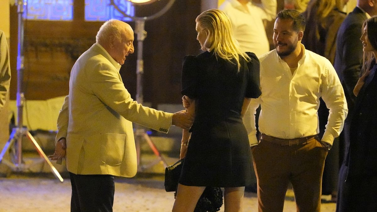 Obejde se i bez Lenky Dragounové s holým zadkem: Felix Slováček byl po večírku v obležení žen. Došlo i na mlsné doteky