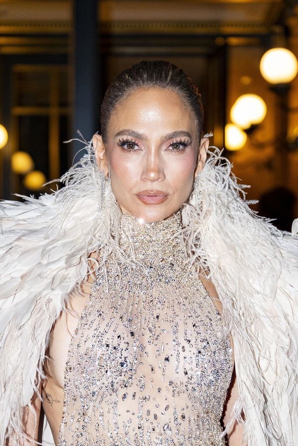 Jennifer Lopez potrápily šaty. Neposedné ňadro chtělo ven!  - fotka 1/1