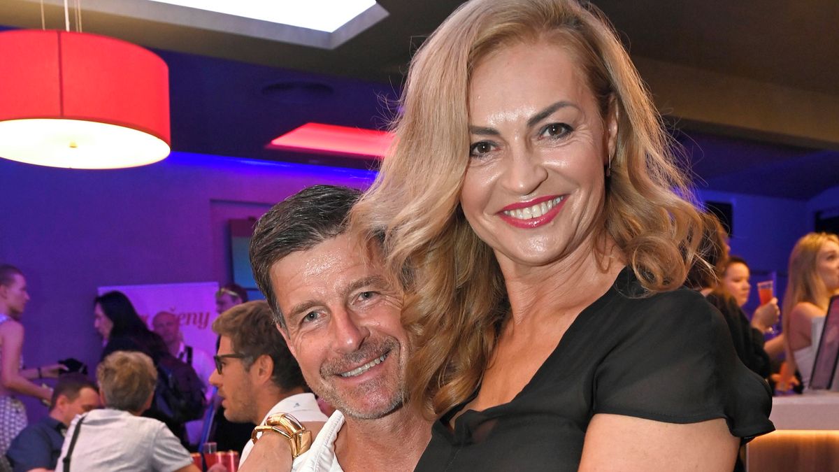 Podprsenku nechala doma? Cvičitelka Hanka Kynychová na filmové premiéře ukázala bradavky. Manžel si ji radši hlídal