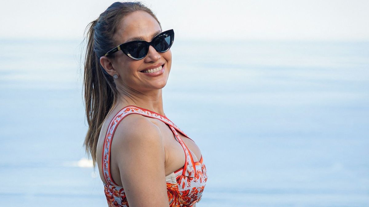 JLo na dovolené nechala nahlédnout do hloubky svého dekoltu. Takhle ukazovat prsa je fakt zoufalé, setřela ji veřejnost