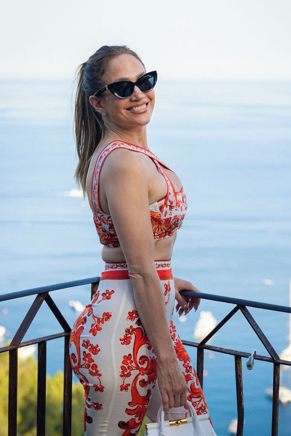 JLo na dovolené nechala nahlédnout do hloubky svého dekoltu. Takhle ukazovat prsa je fakt zoufalé, setřela ji veřejnost - fotka 1/1