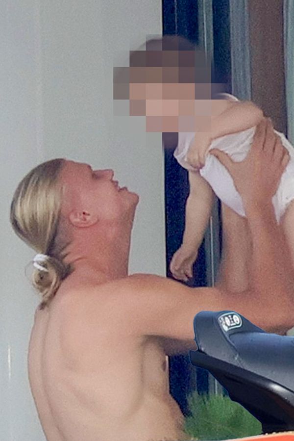 Fotbalová senzace Haaland je skvělý táta: Erling s kolegou ňuchají své syny a jejich překrásné přítelkyně řádí na skútru  - fotka 1/1