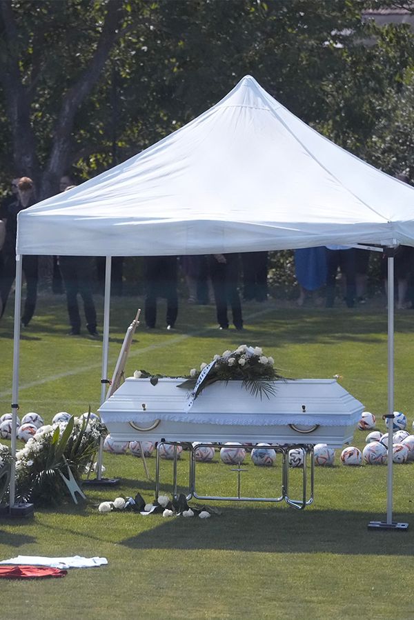Plyšáci a moře slz: Smuteční hosté zaplnili hřiště při rozloučení s tragicky zesnulým fotbalistou Davidem Jeřábkem (†19) - fotka 1/1