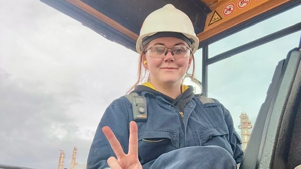 Odmalička chtěla být popelářkou, aby mohla řídit obří vozy: Řidička náklaďáků se nenechala odradit stereotypy