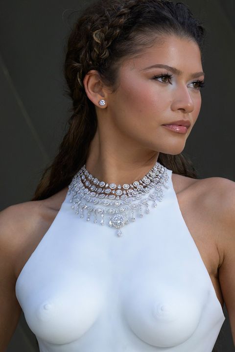 Co to má proboha na sobě? Zendaya si za šaty s umělými ňadry a bradavkami pochvalu nevysloužila