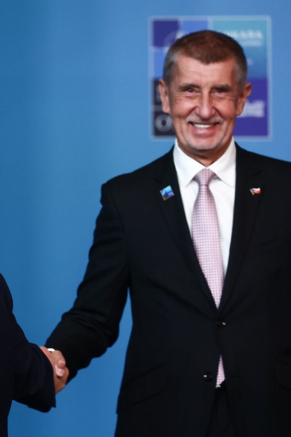 Babiš, zastávka na znamení: Donald Trump podal ruku premiérovi a Česko se baví. Rýpl si Petr Fiala - fotka 1/1
