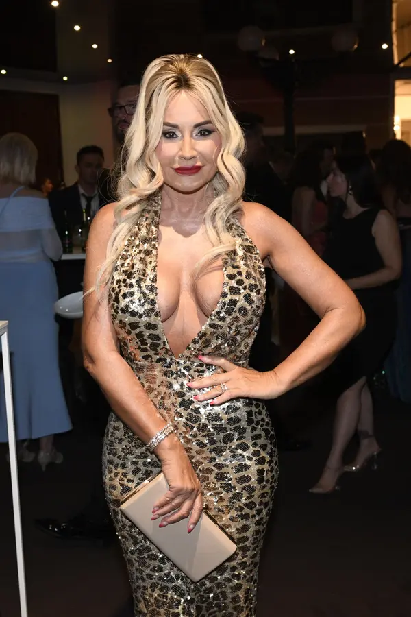 Sexbomba Dragounová na to jde zostra: Titěrné bikiny zakrývaly jen to nejnutnější, vnady se draly ven! - fotka 1/1
