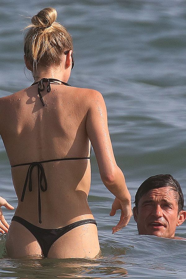 To jsou výhledy! Orlando Bloom dováděl s mladou modelkou. On ukázal svaly, ona zadeček. A pak jí málem spadly plavky - fotka 1/1