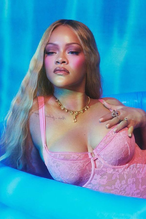 Víte, že na sexy snímky vám stačí dětský bazének? Rihanna ho osídlila v růžové krajce. To jsou křivky! žasnou fanoušci - fotka 1/1
