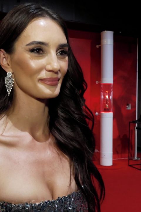 Něco takového jste ještě neviděli! Sestra fotbalové star Patrika Schicka si vzala šaty, ve kterých si nemohla sednout 