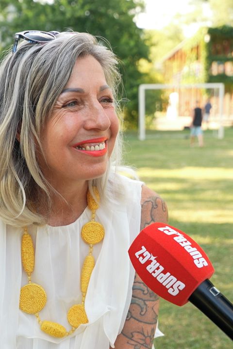 Vlasy už si nebarví, ale pořád má nohy snů: Marcela Březinová (65) je dvojnásobná babička a hrdě ukazuje své šediny