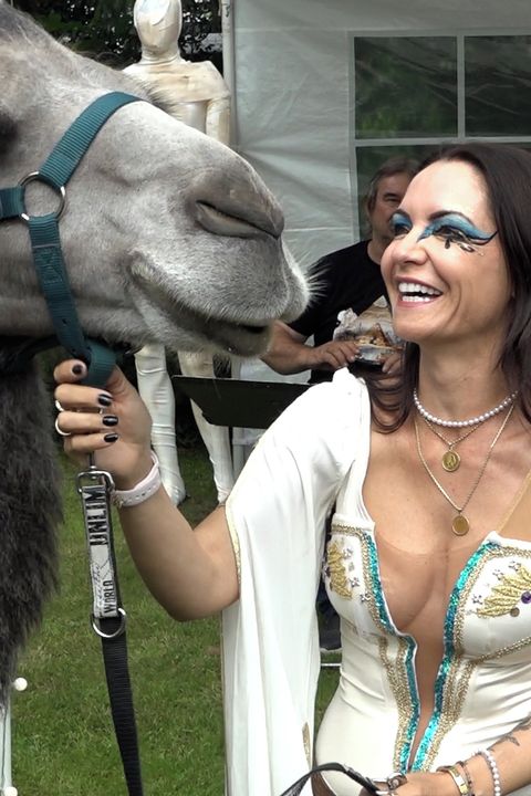 Manželka Petra Jandy bez podprsenky a s pořádně odvážným dekoltem! Na egyptské party byla krásná Alice zatraceně sexy