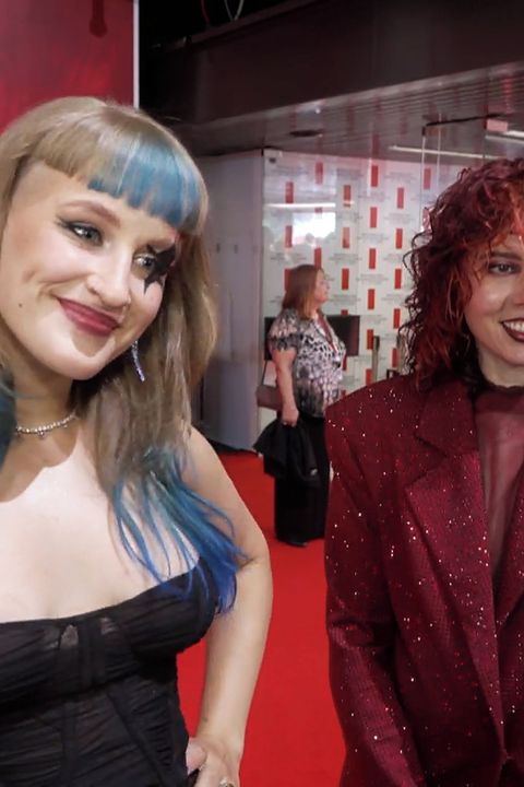 Když se mají holky rády: Zpěvačka Aiko předvedla ve Varech líbačku s přítelkyní