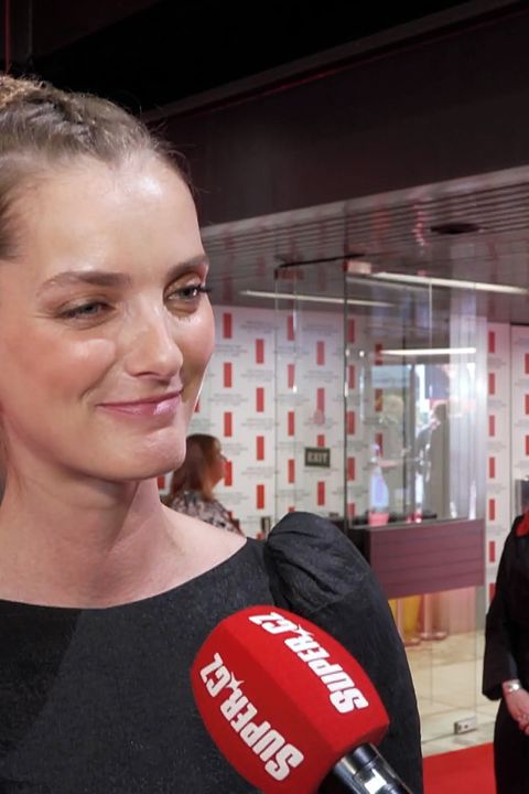 Na zahajovací party v legínách? Z outfitu modelky ze Survivoru na červený koberec šla hlava kolem