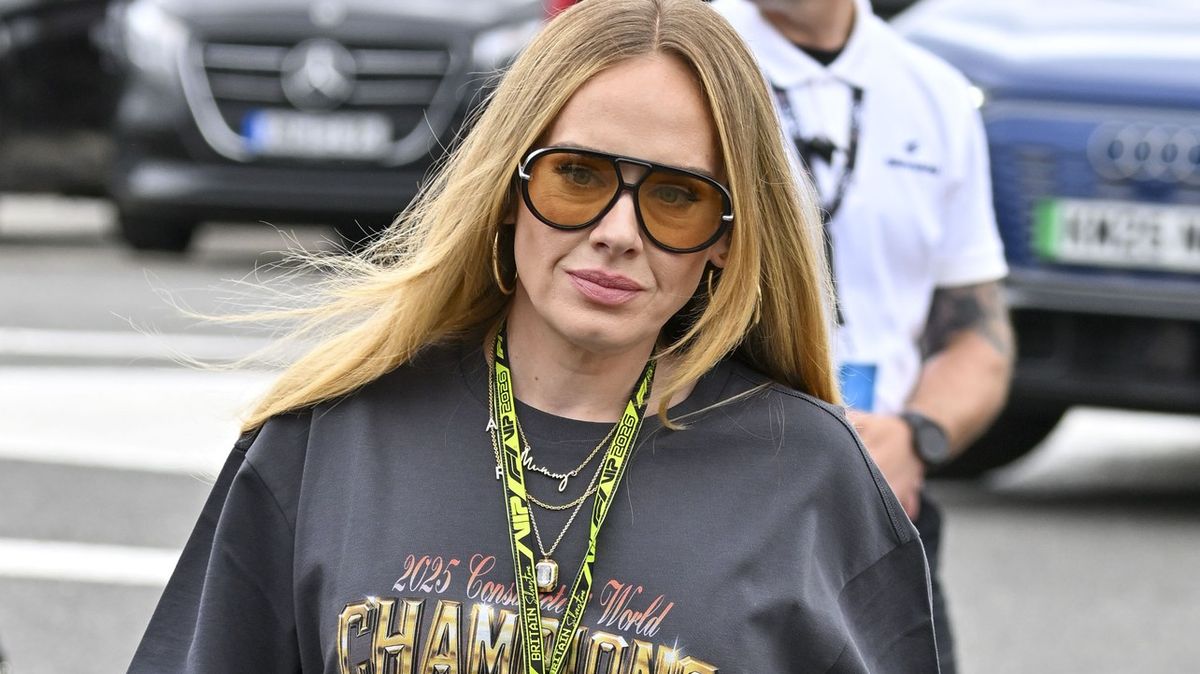 Co se to stalo s jejím obličejem? Zpěvačka Adele výjimečně ve společnosti: Fanoušci měli problém ji poznat
