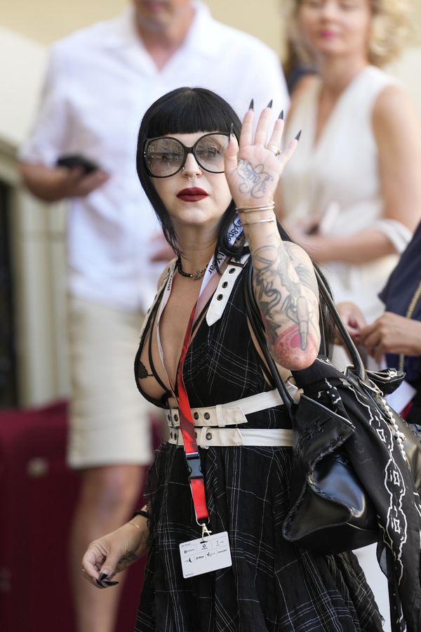 Další hollywoodská hvězda ve Varech: Slavného herce předčil obří výstřih jeho potetované snachy. O koho jde? - fotka 1/1
