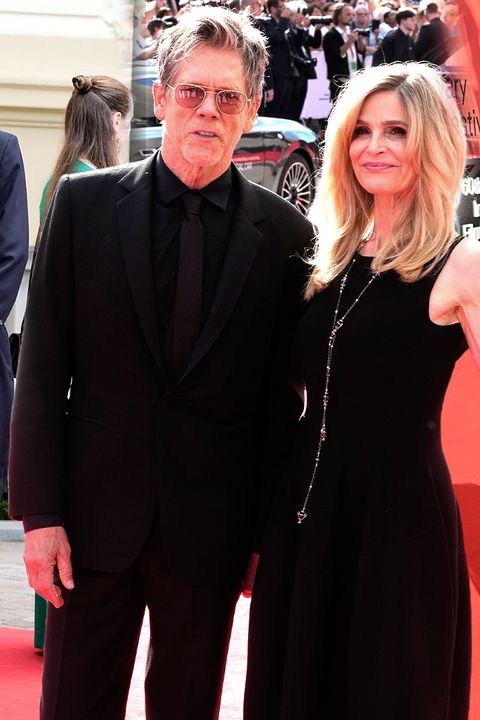 Zakončení karlovarského festivalu: Hvězdný Kevin Bacon s krásnou manželkou, Decroix s výstřihem i romantická Issová
