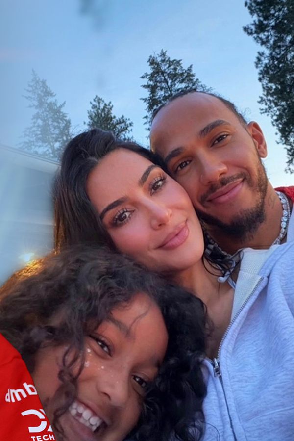Konečně! Kim Kardashian ukázala Lewise Hamiltona na rodinné fotce: Tohle fanoušci nečekali. Slavný pár už vztah neskrývá - fotka 1/1