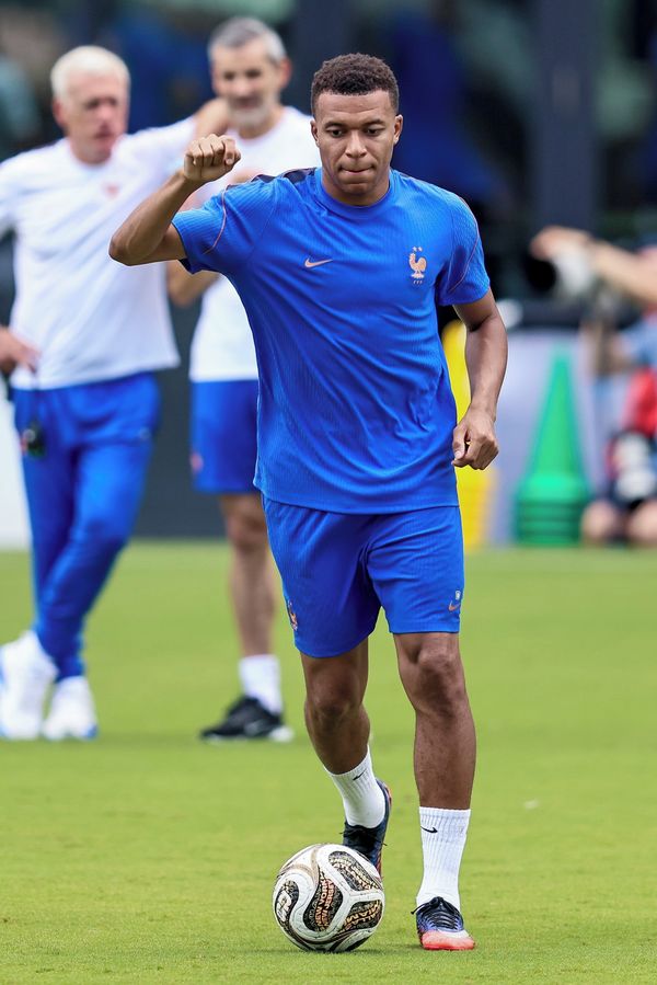 Fotbalistu Mbappého přistihli s vnadnou kráskou při intimnostech na jachtě. Herečka, nebo hvězda filmů pro dospělé? - fotka 1/1