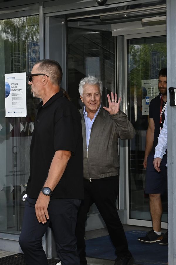 Největší hvězda zahájení festivalu je ve Varech: Legendární Dustin Hoffman (88) dorazil i s šarmantní manželkou - fotka 1/1