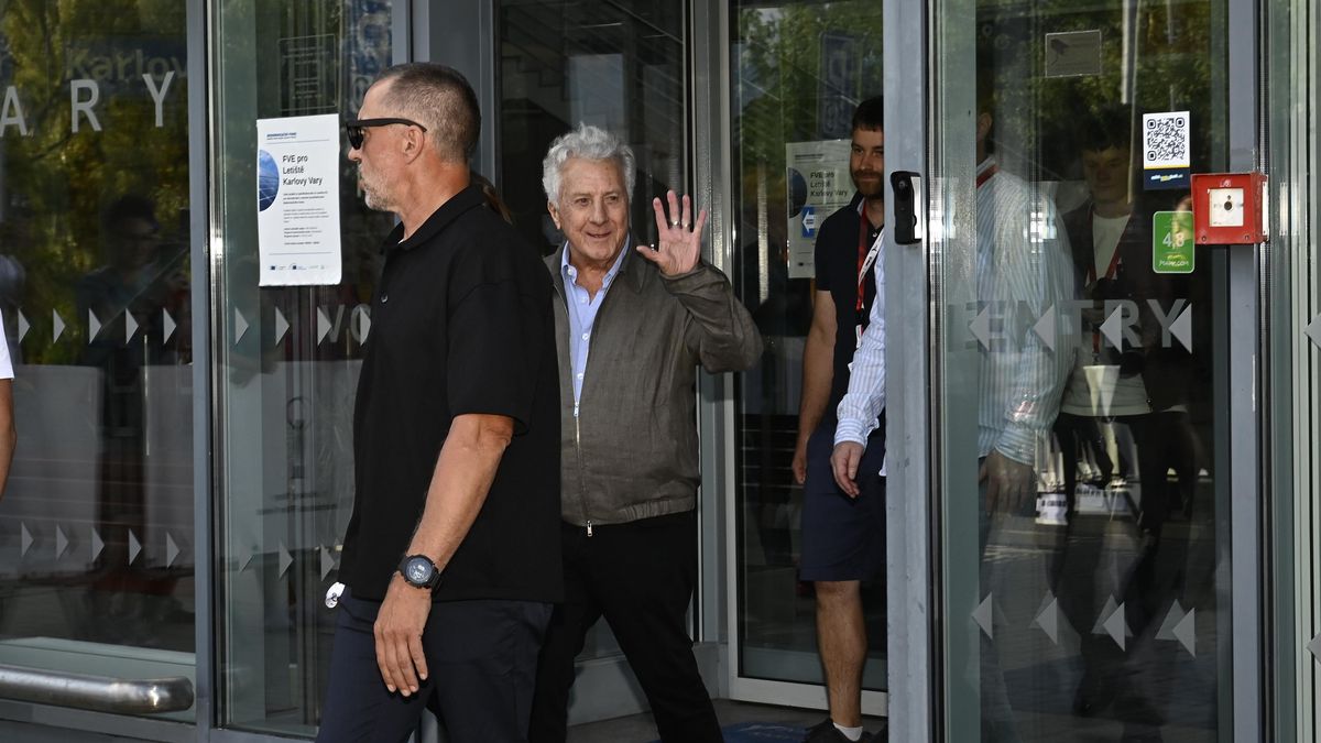 Největší hvězda zahájení festivalu je ve Varech: Legendární Dustin Hoffman (88) dorazil i s šarmantní manželkou