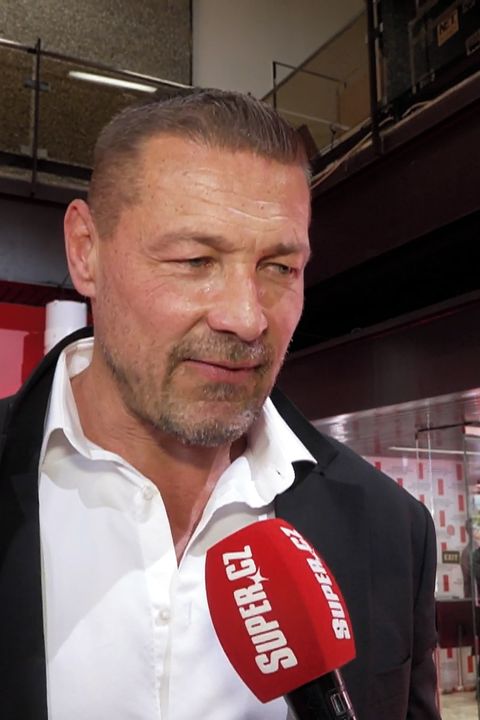 Manželka mu dala definitivně košem, naději hledá v dcerách: Petr Jákl je ve Varech sám jako kůl v plotě