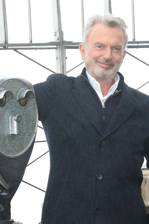 Příčina smrti paleontologa z Jurského parku odhalena. Sam Neill před smrtí porazil nemoc, pak přišla nečekaná rána  - fotka 1/1