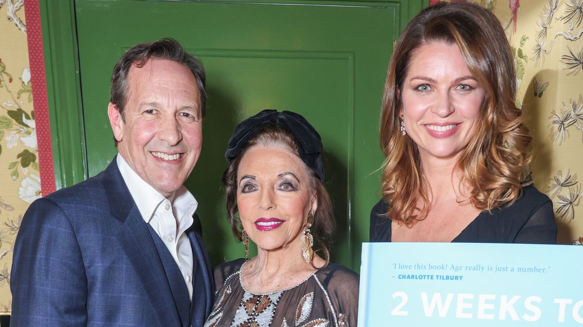 Minišaty bez podprsenky v 93 letech? Pro Joan Collins žádný problém. Se známou Češkou užívá léto ve své vile v Saint Tropez