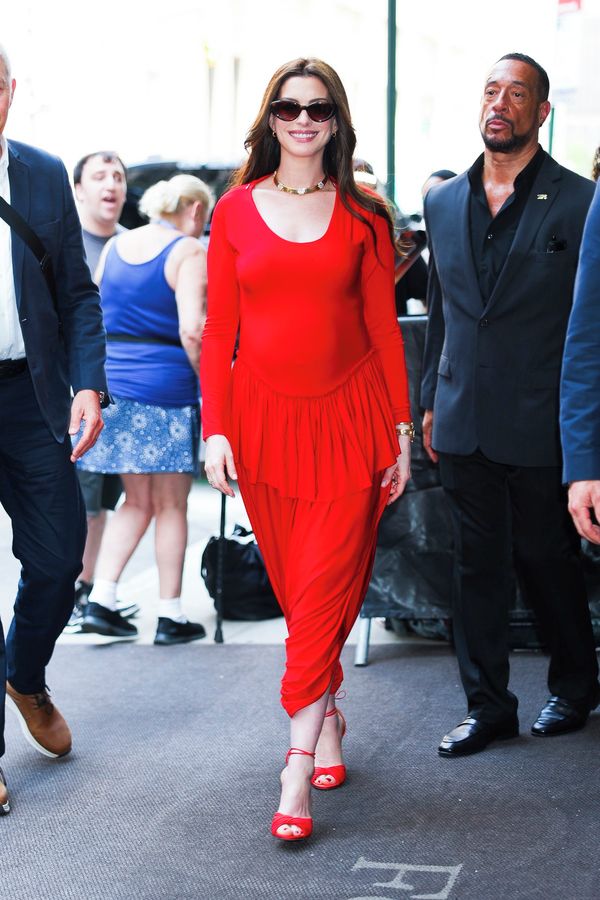Tak tohle módní faux pas se opravdu povedlo. Anne Hathaway si oblékla model obráceně. Na trapas vtipně reaguje - fotka 1/1
