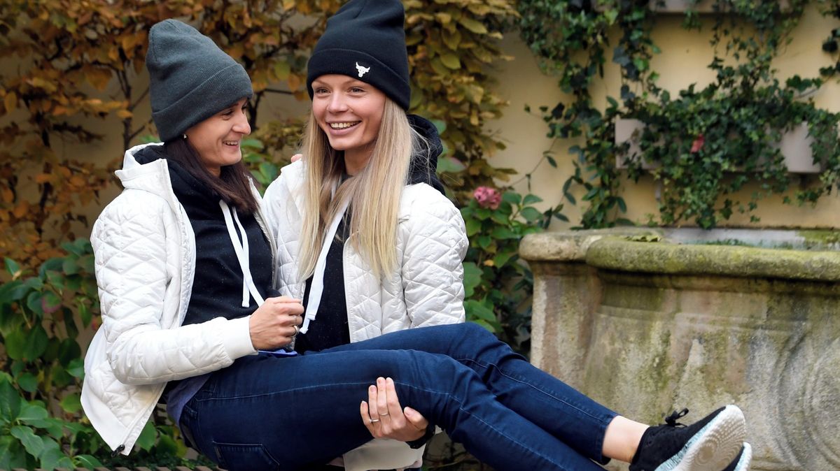 Martina Sáblíková a Nikola Zdráhalová se vzaly. Podívejte se, jak jim to seklo ve svatebním