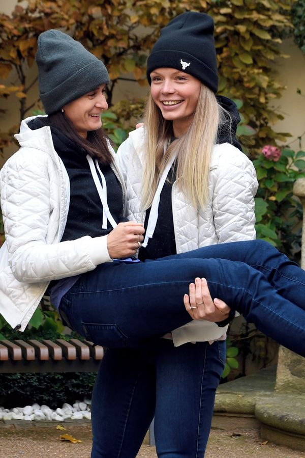 Martina Sáblíková a Nikola Zdráhalová se vzaly. Podívejte se, jak jim to sekne ve svatebním - fotka 1/1