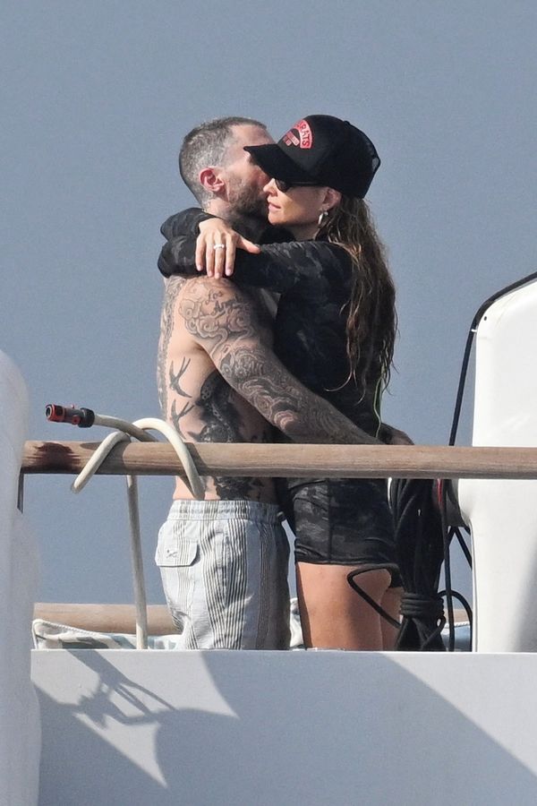 Ustáli skandál a dnes jsou jako hrdličky: Něžnosti Adama Levina a Behati Prinsloo na jachtě nebraly konce - fotka 1/1
