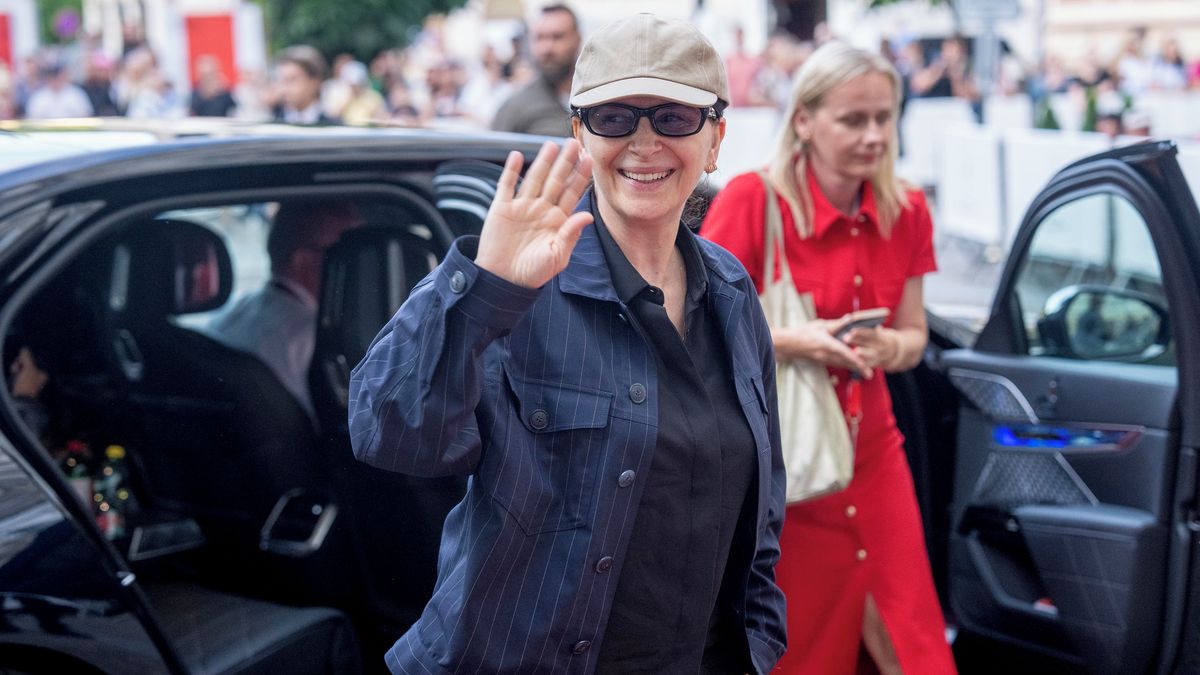 Další hvězdný přílet do Varů: Herečka Juliette Binoche přijela ve skvělé náladě, v nenápadném outfitu byste ji nepoznali