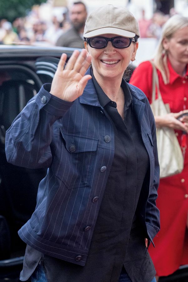 Další hvězdný přílet do Varů: Herečka Juliette Binoche přijela ve skvělé náladě, v nenápadném outfitu byste ji nepoznali - fotka 1/1