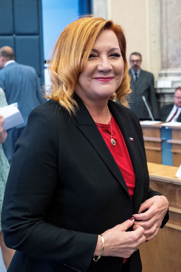 Za kázání z Velehradu dostala Alena Schillerová hrozný čoud. Nevylepšila si to ani ve Varech, kde zapomněla tleskat - fotka 1/1