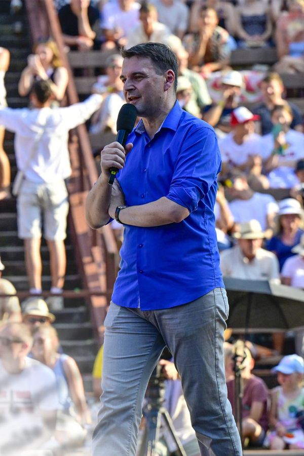 Glosa: Okamury se nebojme, to je jen tlučhuba. Rafinované zlo číhá jinde a Babiš dělá, že ho nevidí - fotka 1/1