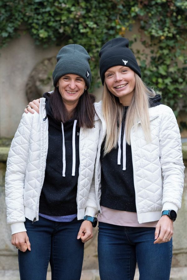 Tuhle krásku má doma Martina Sáblíková. Nikola Zdráhalová ukázala další foto ze svatby. V průsvitné krajce byla za kočku - fotka 1/1