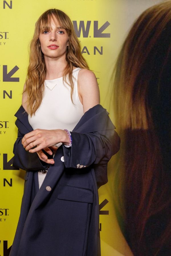 Dcera Umy Thurman a hvězda Stranger Things překvapila odvážnou rolí: Ukázala bradavky i vášnivou líbačku s kolegyní - fotka 1/1