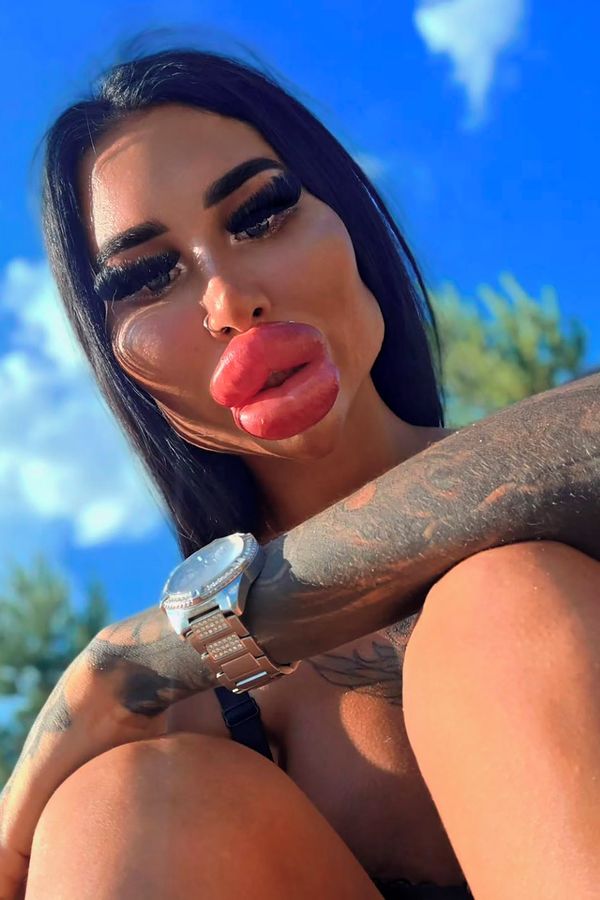 Influencerku se ‚rty přes půlku obličeje‘ obviňují ze strašení vlastní dcery. Její reakce byla ještě daleko ostřejší! - fotka 1/1