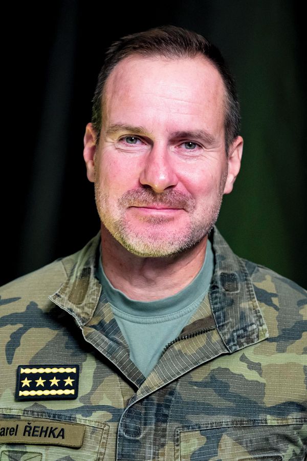 Generál Karel Řehka zabojuje o Senát s podporou STAN: Ostré reakce na sebe nenechaly dlouho čekat - fotka 1/1
