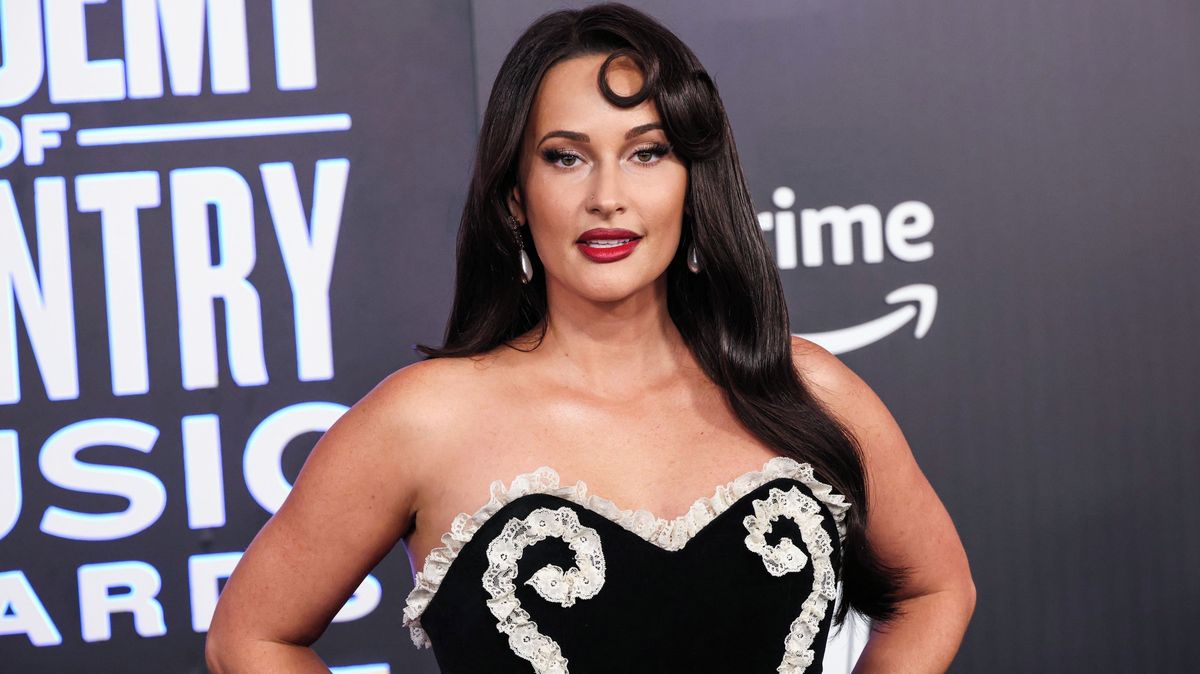 Americká zpěvačka se v klipu ukázala zcela nahá! Určitě má stejného chirurga jako Megan Fox, spekulují fanoušci