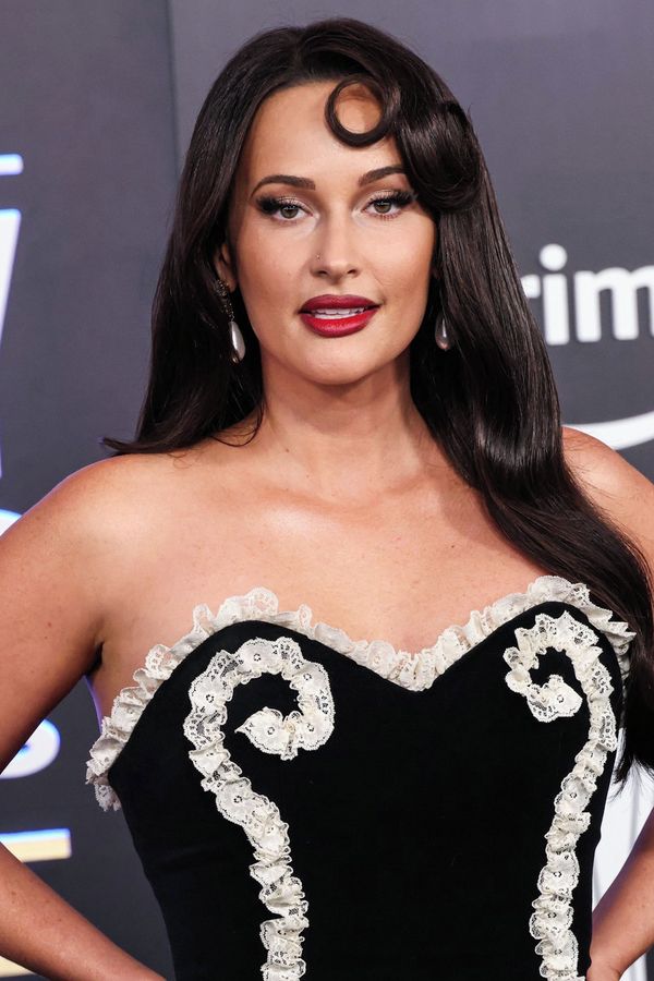 Americká zpěvačka se v klipu ukázala zcela nahá! Určitě má stejného chirurga jako Megan Fox, spekulují fanoušci - fotka 1/1