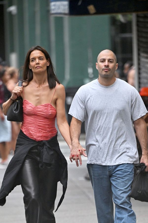 Top bez podprsenky, který sotva držel, kde měl, a kožené kalhoty. Katie Holmes se vedle nové lásky umí pořádně odvázat - fotka 1/1