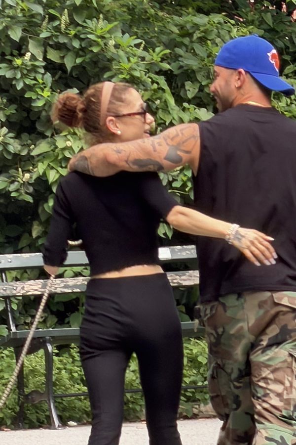 Foto jako důkaz: Ariana Grande obnovila románek s jedním ze svých slavných ex. Poznáváte ho? - fotka 1/1