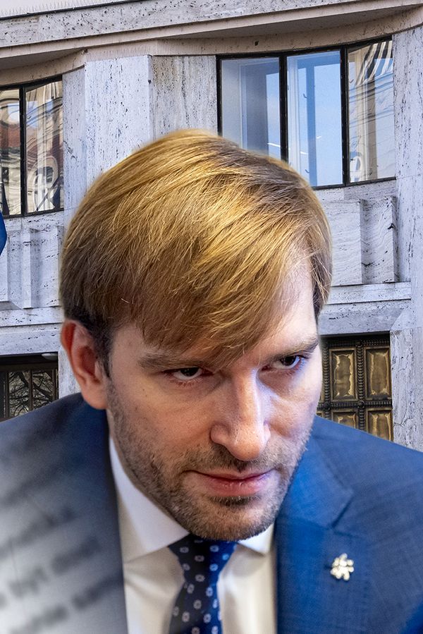 Glosa: Pepo, tamhle na nás z křoví kouká nějaký šmírák! Jak je možné, že si Adam Vojtěch už nebalí v kanclu věci? - fotka 1/1
