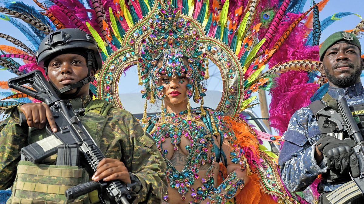 Na karnevalu vytasila své nejsilnější zbraně: Rihanna se obalila jen drahokamy a peřím. Pak se pořádně rozvlnila