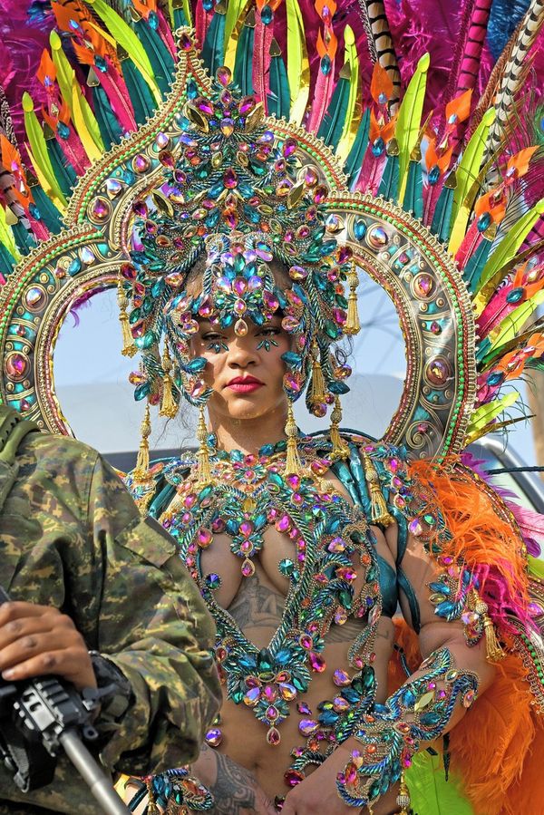 Na karnevalu vytasila své nejsilnější zbraně: Rihanna se obalila jen drahokamy a peřím. Pak se pořádně rozvlnila - fotka 1/1